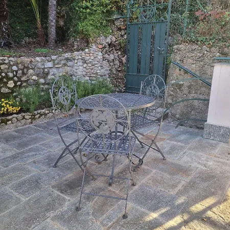 Paradeisos Bed & Breakfast *